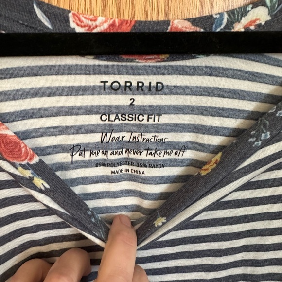 Torrid classic T-shirt 2X EUC blue and white stripes floral sleeves soft - Picture 4 of 4